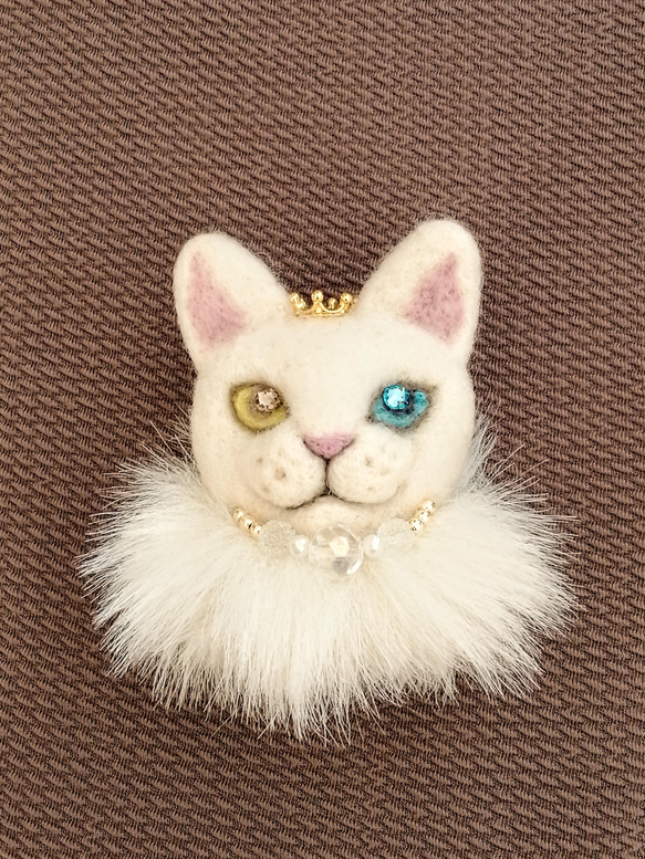 羊毛フェルト　白猫ブローチ（オッドアイ&王冠ホワイトファー） 1枚目の画像