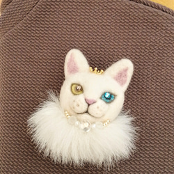 羊毛フェルト　白猫ブローチ（オッドアイ&王冠ホワイトファー） 2枚目の画像