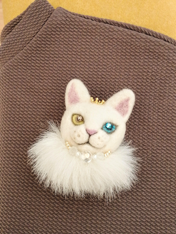 羊毛フェルト　白猫ブローチ（オッドアイ&王冠ホワイトファー） 2枚目の画像