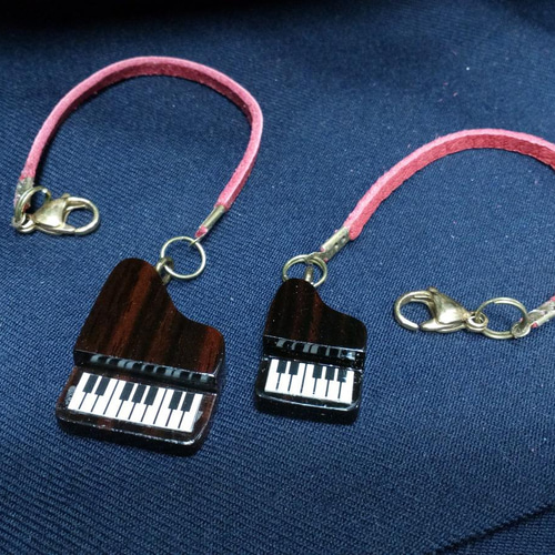 アクセサリー ストラップ ピアノ 黒檀 木製 革紐 カニカン付 品格