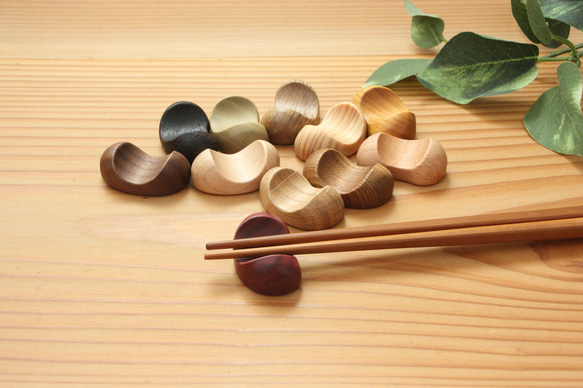 木の箸置き 『4個セット』豆形 ミニサイズ 木の種類いろいろ 3枚目の画像