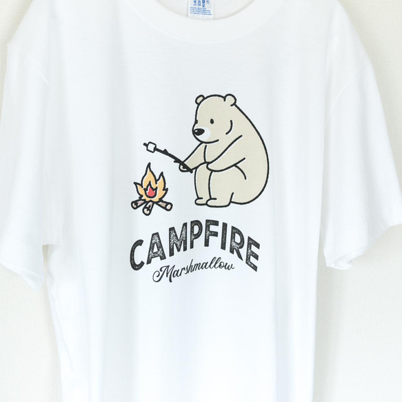 マシュマロを焼くクマ アウトドア キャンプ Tシャツ_H005 4枚目の画像