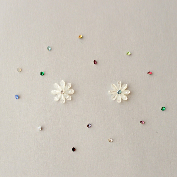 選べる13色　ホワイトシェルの小さいお花ピアス　マーガレット　ガーベラ　シンプル　誕生石　サージカルステンレス　推し活 1枚目の画像