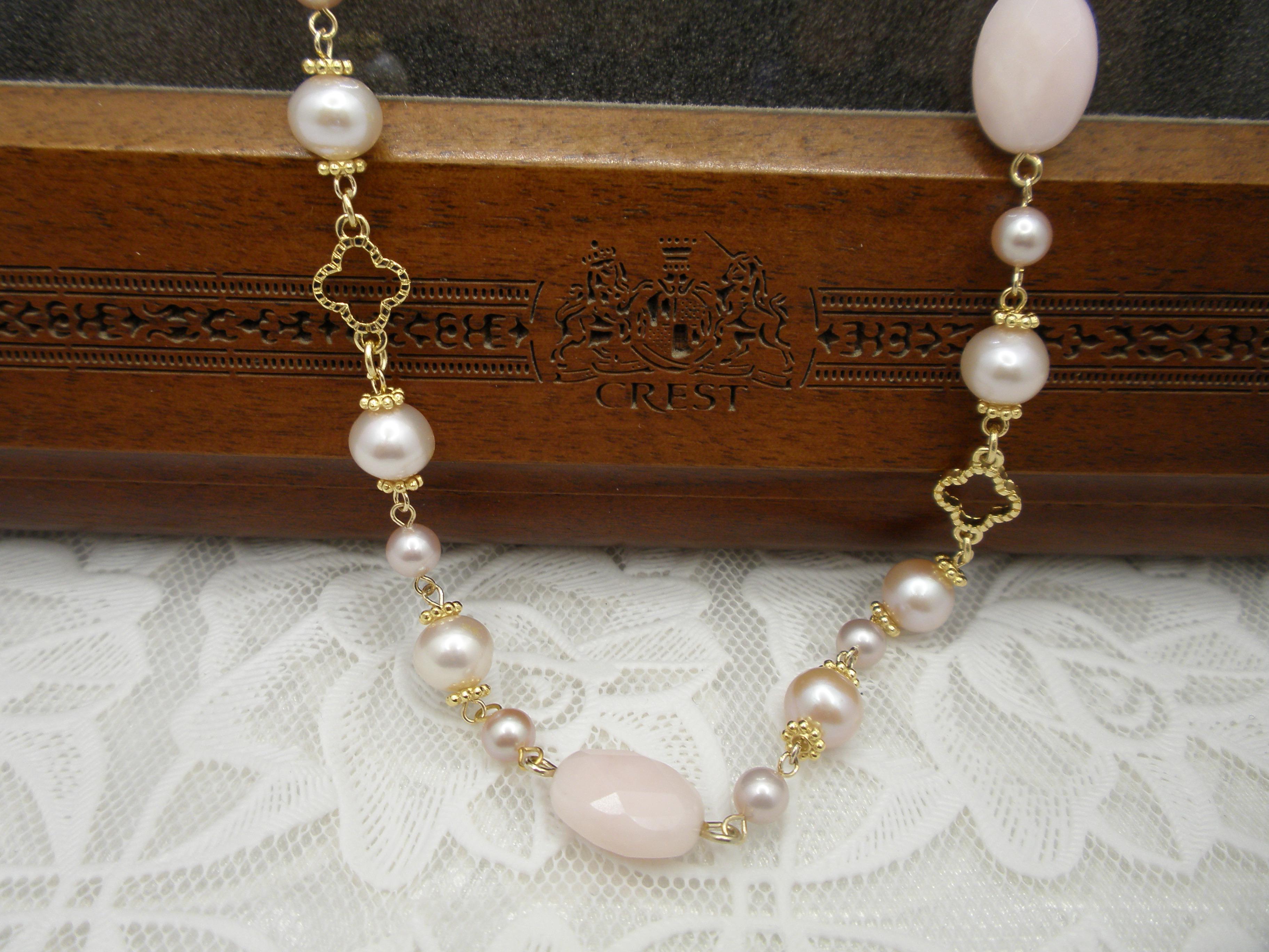 ピンクオパールとピンクパールの優しいロングネックレス