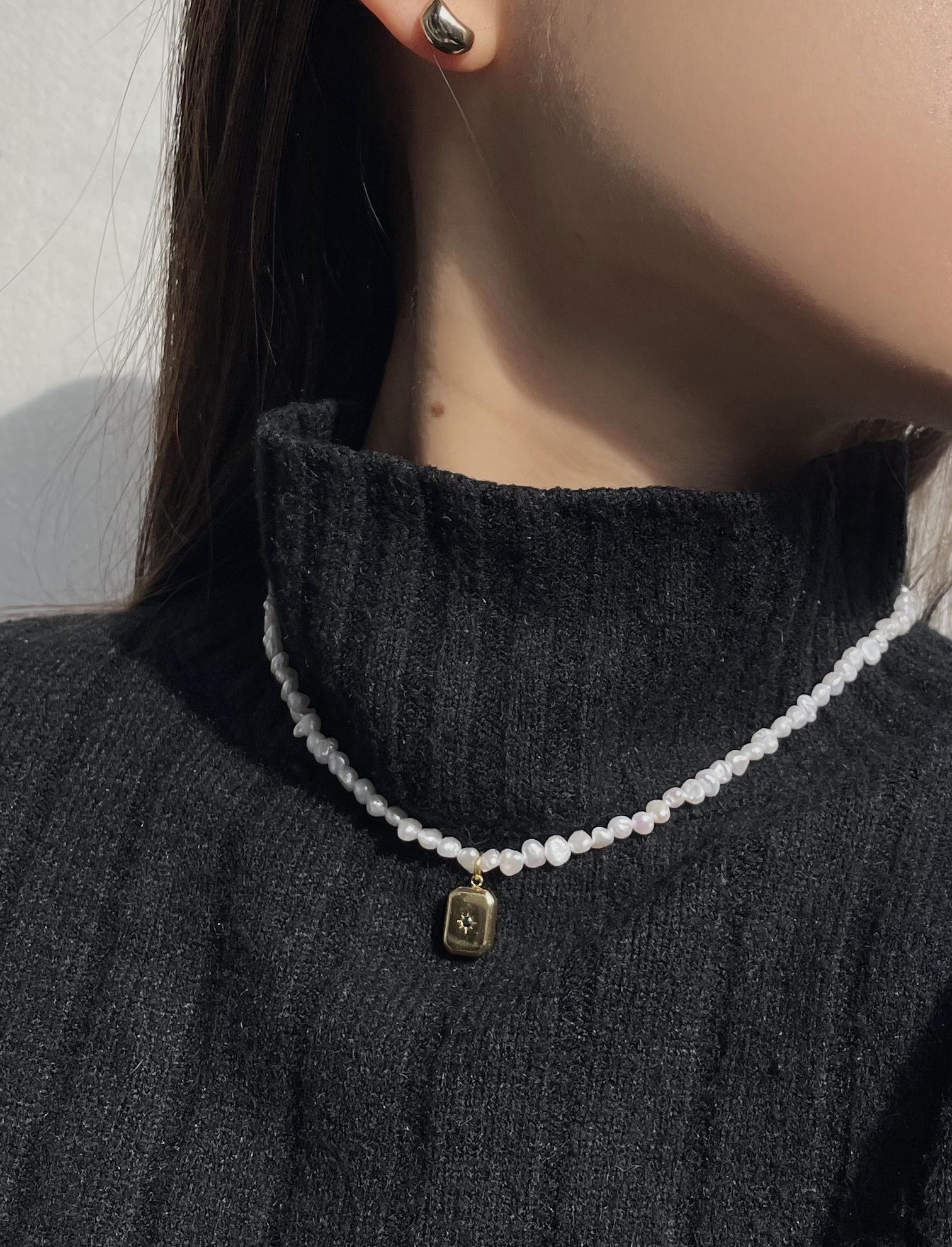 小粒バロック淡水パール ステンレスジルコニアチャームネックレス