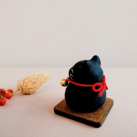 素焼きの“福猫だるま”(黒） 3枚目の画像