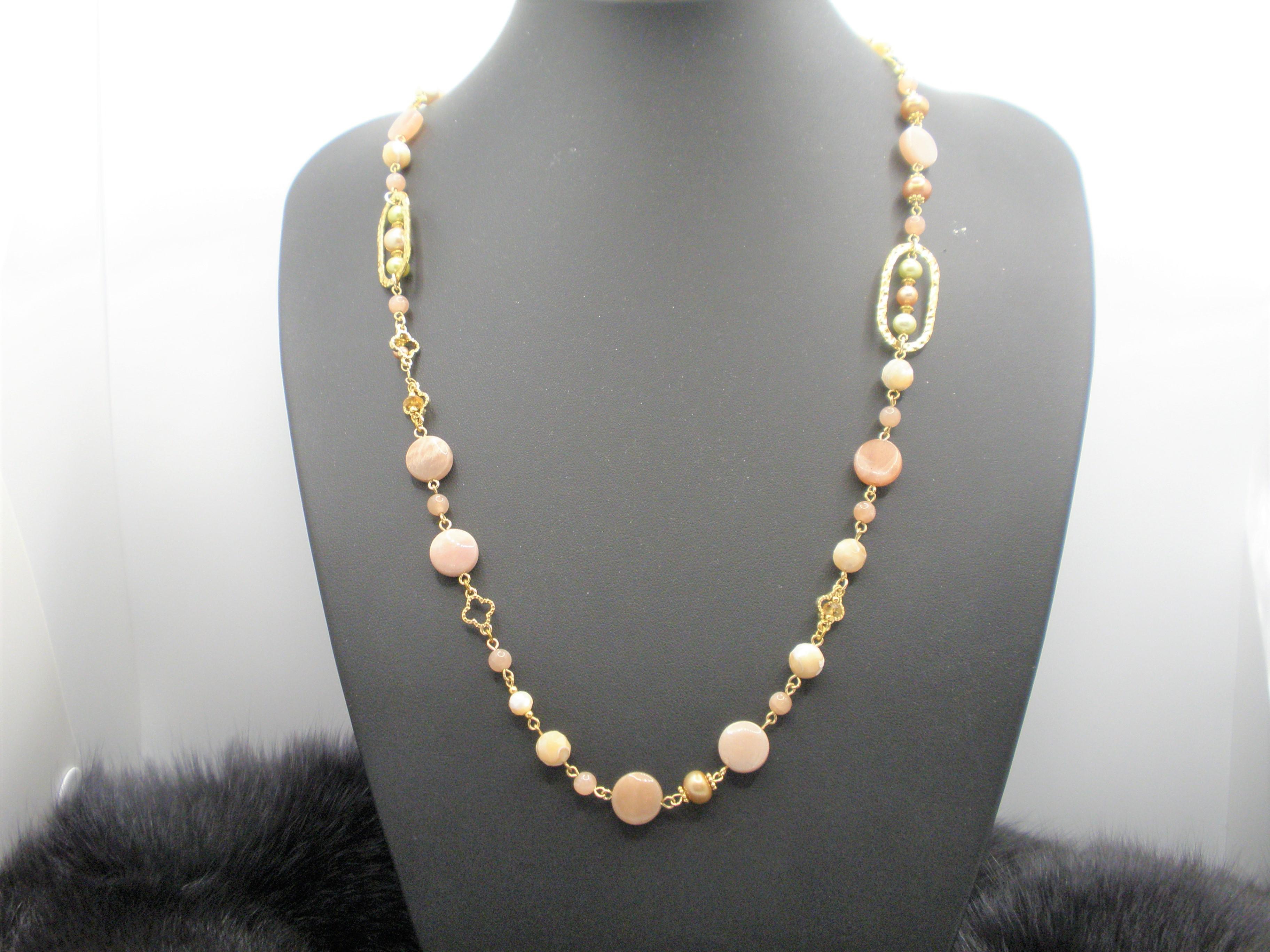 優しいオレンジ色の”フェルスパー”のロングネックレス