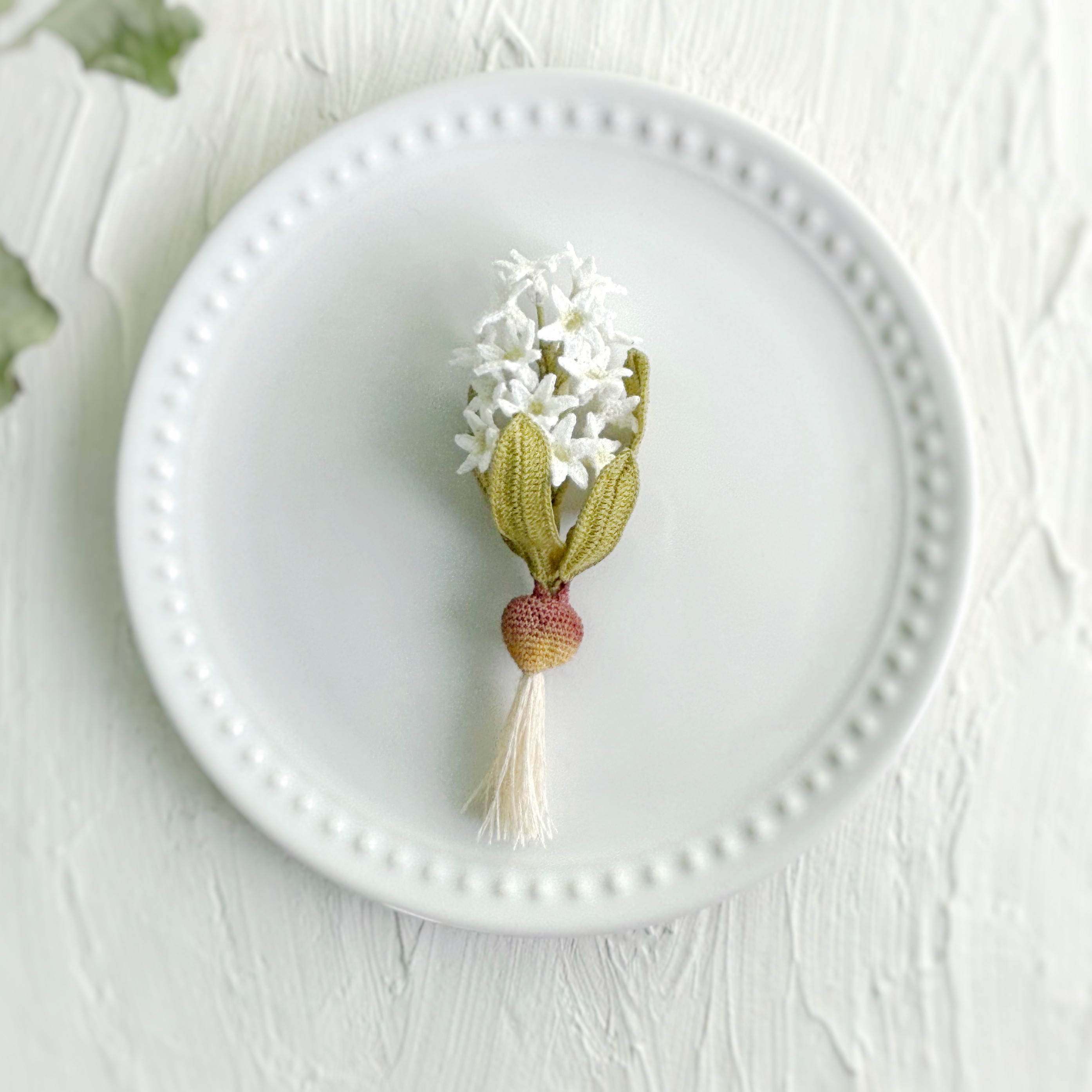 受注制作　white　球根付きヒヤシンスのブローチ　レース編みアクセサリー