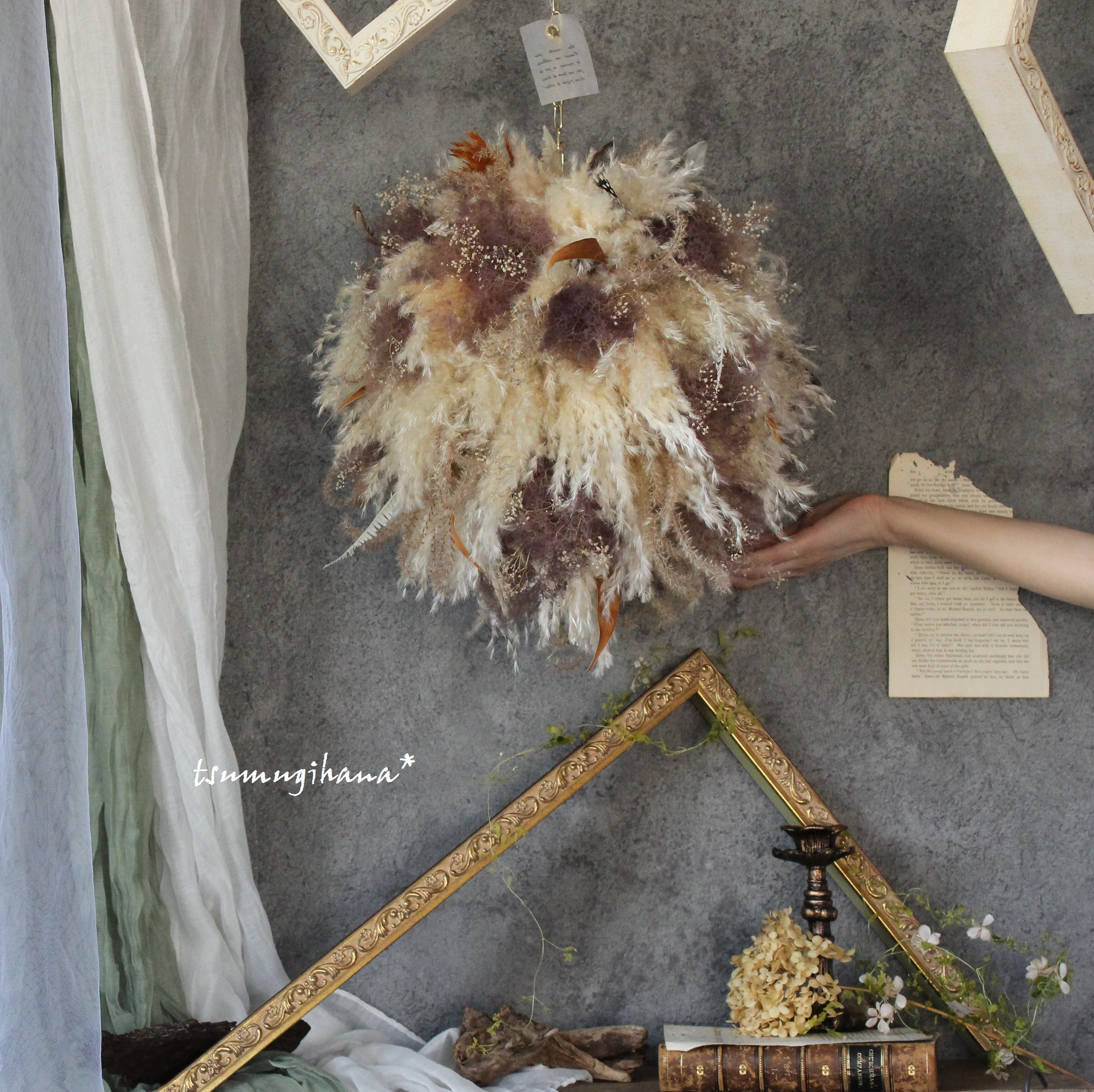 ワイルドフラワーと秋のフライングボール　ケイトウ　パンパスグラス