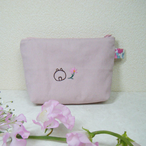 白いしっぽ刺繍うさぎアップリケ付きポーチ（ファスナー15cm