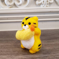 羊毛フェルト 桃から生まれたももすけくん k00652 羊毛フェルト