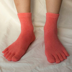 　絹５本指靴下　茜染め　温活　出産祝い　冷え性　敏感肌　　妊活　マタニティー 2枚目の画像