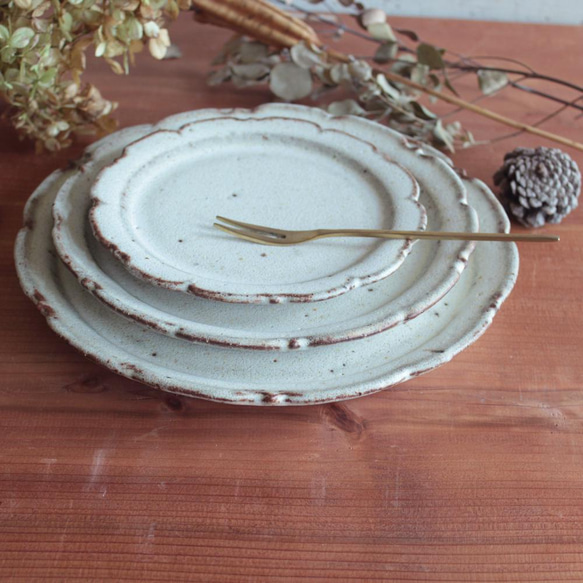 NEW! 鉄粉のある　シャビーな雰囲気の輪花皿 18.5cm　乳白　陶器　 10枚目の画像