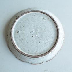 NEW! 鉄粉のある　シャビーな雰囲気の輪花皿 18.5cm　乳白　陶器　 5枚目の画像