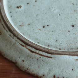 鉄粉のある　シャビーな雰囲気の輪花皿 18.5cm　乳白　陶器　 6枚目の画像