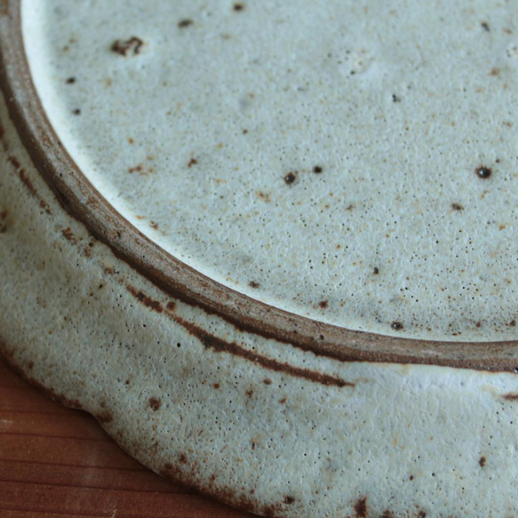 鉄粉のある　シャビーな雰囲気の輪花皿 18.5cm　乳白　陶器　 6枚目の画像