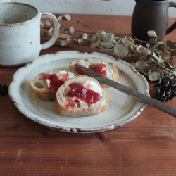 鉄粉のある　シャビーな雰囲気の輪花皿 18.5cm　乳白　陶器　 7枚目の画像