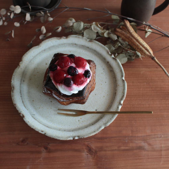 鉄粉のある　シャビーな雰囲気の輪花皿 18.5cm　乳白　陶器　 8枚目の画像