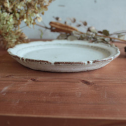 NEW! 鉄粉のある　シャビーな雰囲気の輪花皿 18.5cm　乳白　陶器　 3枚目の画像