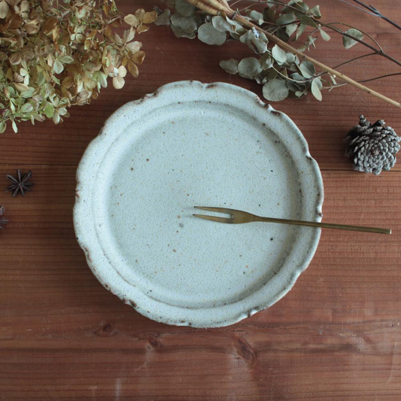 NEW! 鉄粉のある　シャビーな雰囲気の輪花皿 18.5cm　乳白　陶器　 2枚目の画像