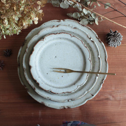 NEW! 鉄粉のある　シャビーな雰囲気の輪花皿 18.5cm　乳白　陶器　 9枚目の画像