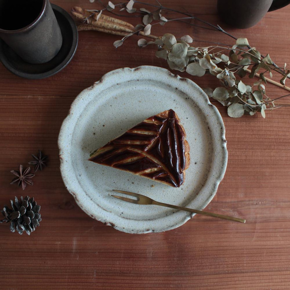 鉄粉のある　シャビーな雰囲気の輪花皿 18.5cm　乳白　陶器　 1枚目の画像