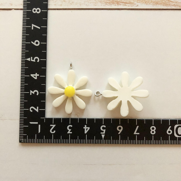 ［4pcs］キャンディカラーフラワーチャーム（ホワイト）＊花＊デイジー＊ハンドメイド＊アクセサリーパーツ＊素材 4枚目の画像