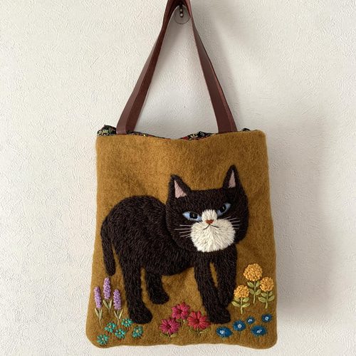 ジーっとこちらを見つめる茶猫さん 羊毛フェルト生地のバッグ トート