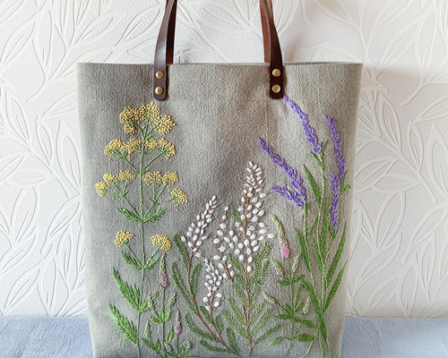 手刺繍のトートバッグ》季節の花いろいろ（あづみ野木綿使用