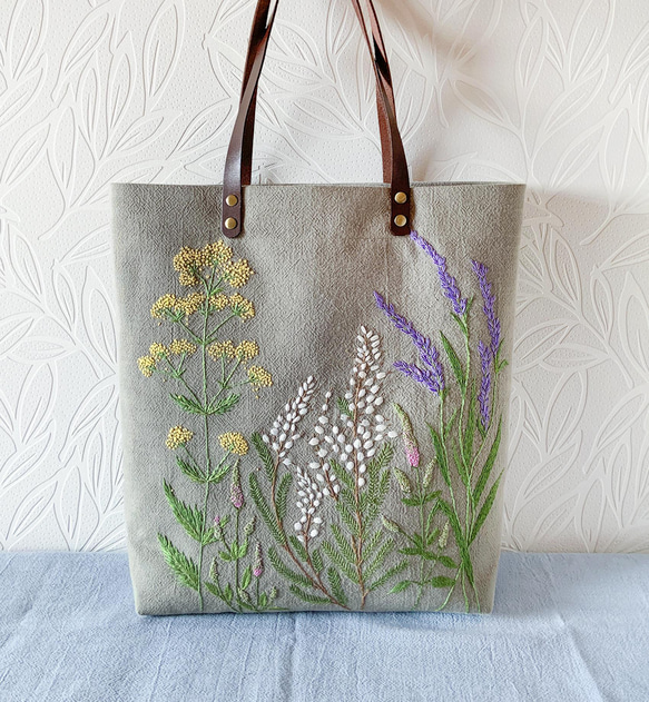 手刺繍のトートバッグ》季節の花いろいろ（あづみ野木綿使用