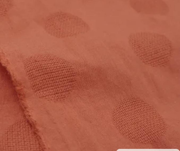 立体感のあるドット柄が楽しい一枚！　リネンコットン・水玉模様のラップエプロン 。カラー：テラコッタ　 13枚目の画像