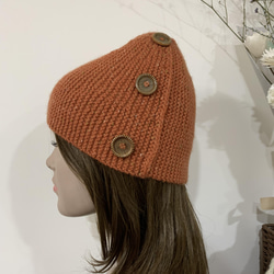 橘線毛線帽。手工編織。適合小頭或額頭臉比較短的女生戴。 第1張的照片