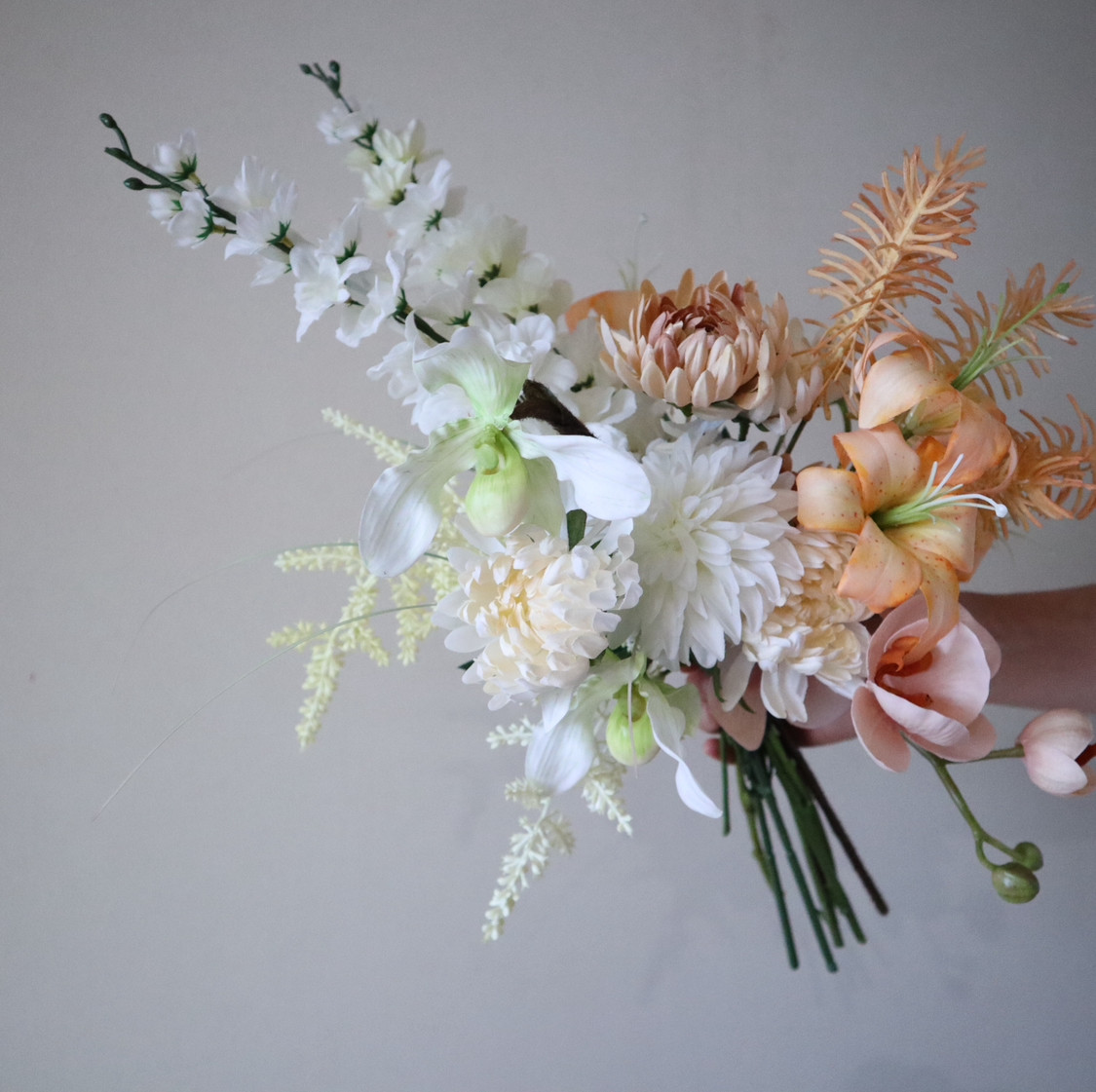 洋マムと胡蝶蘭の淡いニュアンスカラーブーケ♡ アーティフィシャルフラワー ウェディングブーケ
