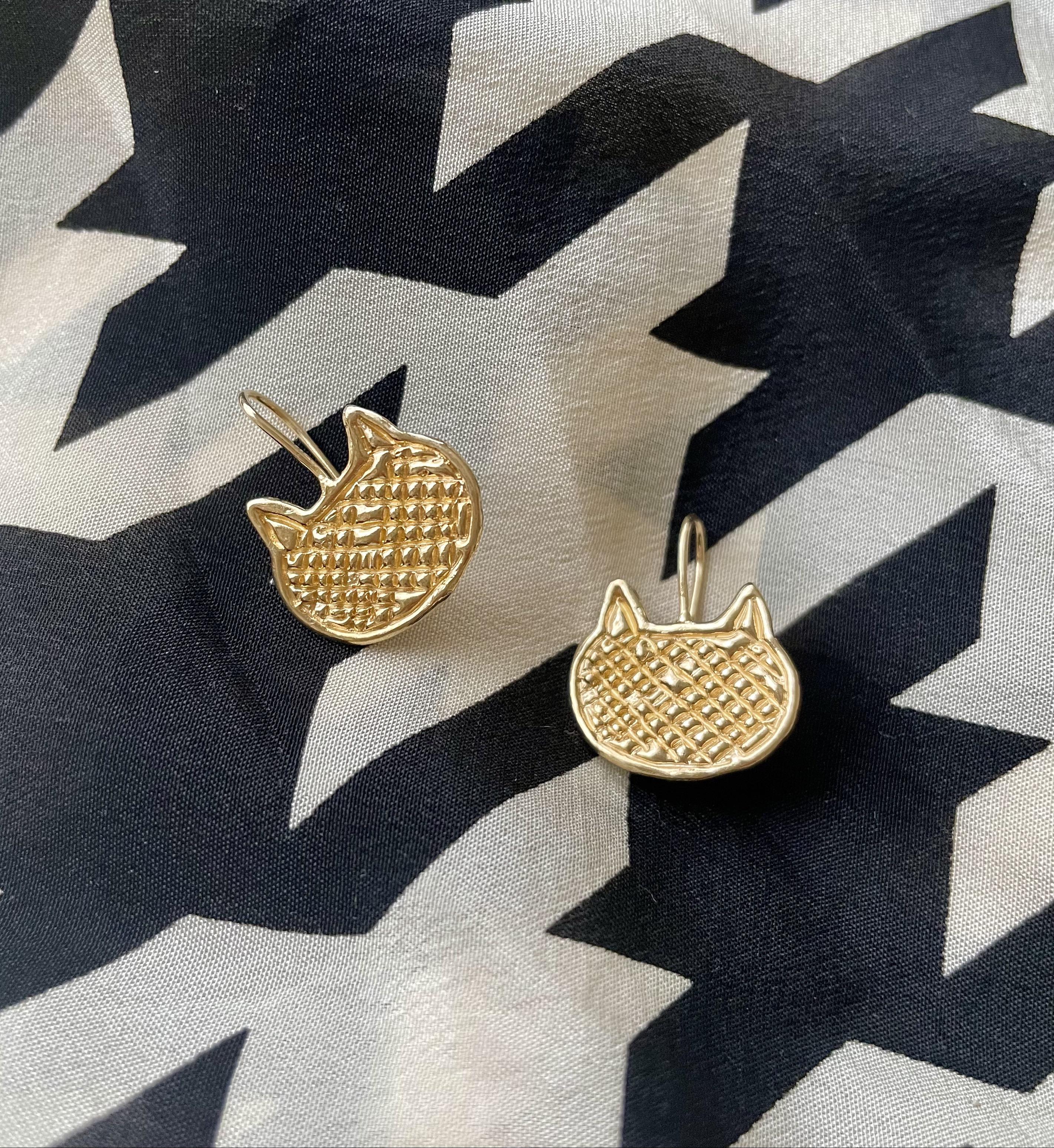 ネコのピアス (ワッフル・ゴールド)