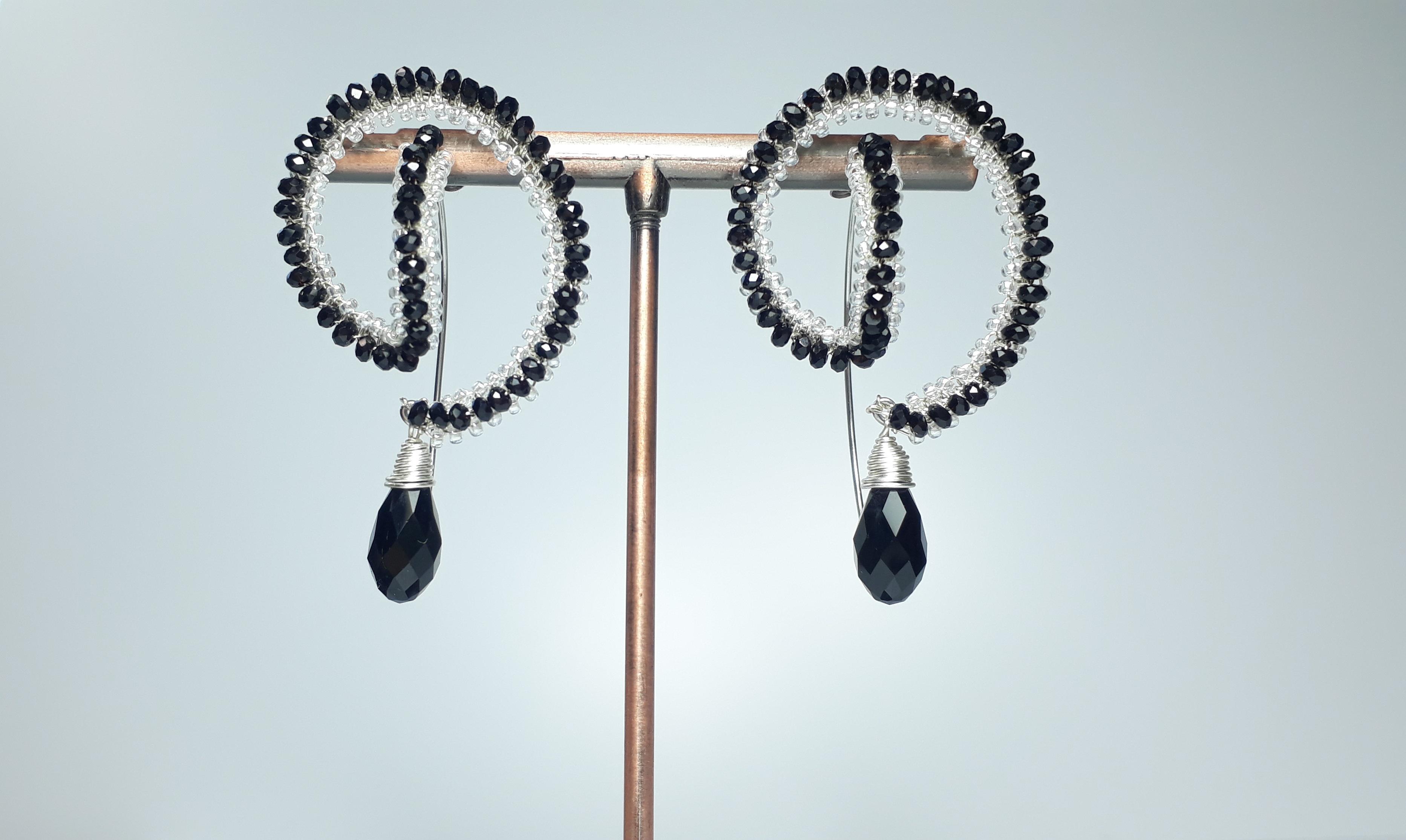 ブラックのビーズとスワクリスタルドロップのイヤリングアクセサリー / 4.80 cm