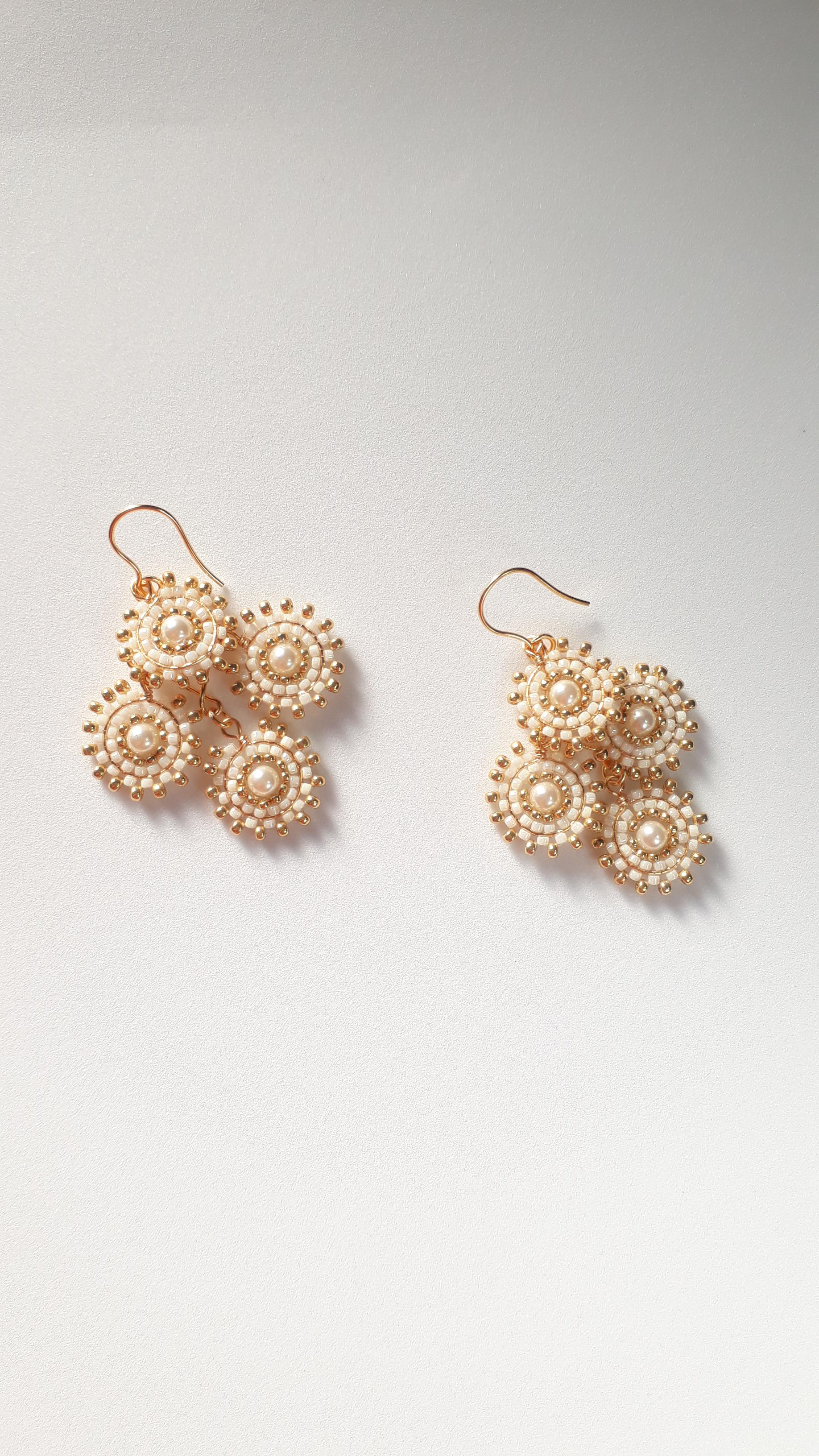 クリームとゴールドのビーズのイヤリングアクセサリー / 5.30 cm