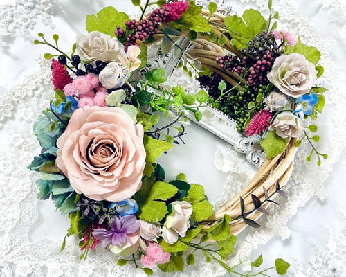 お洒落に飾るニュアンスカラーのアーティフィシャルフラワーリース