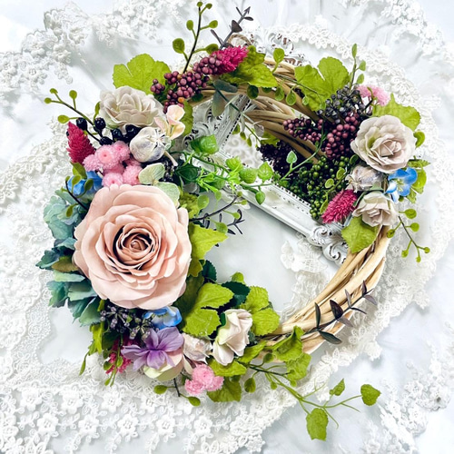 お洒落に飾るニュアンスカラーのアーティフィシャルフラワーリース
