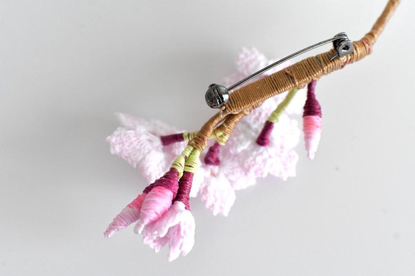 【受注制作】2022春の新作　ブローチ　桜 ひらり（ペールピンク）　手編み　レース編み 7枚目の画像