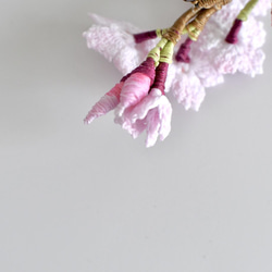 【受注制作】2022春の新作　ブローチ　桜 ひらり（ペールピンク）　手編み　レース編み 5枚目の画像