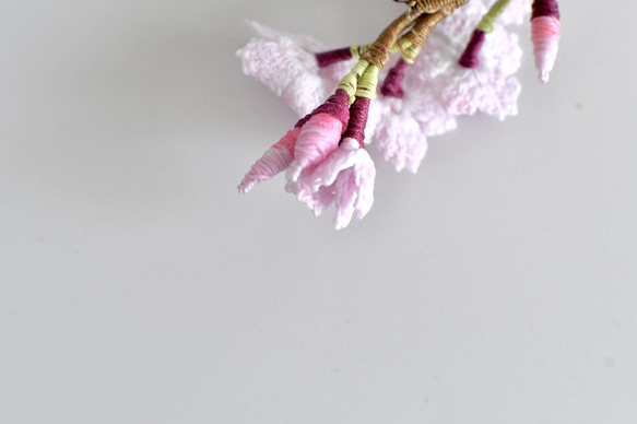 【受注制作】春の福袋2022　ブローチ・イヤーアクセサリー　桜 ひらり（ペールピンク）　手編み　レース編み 4枚目の画像