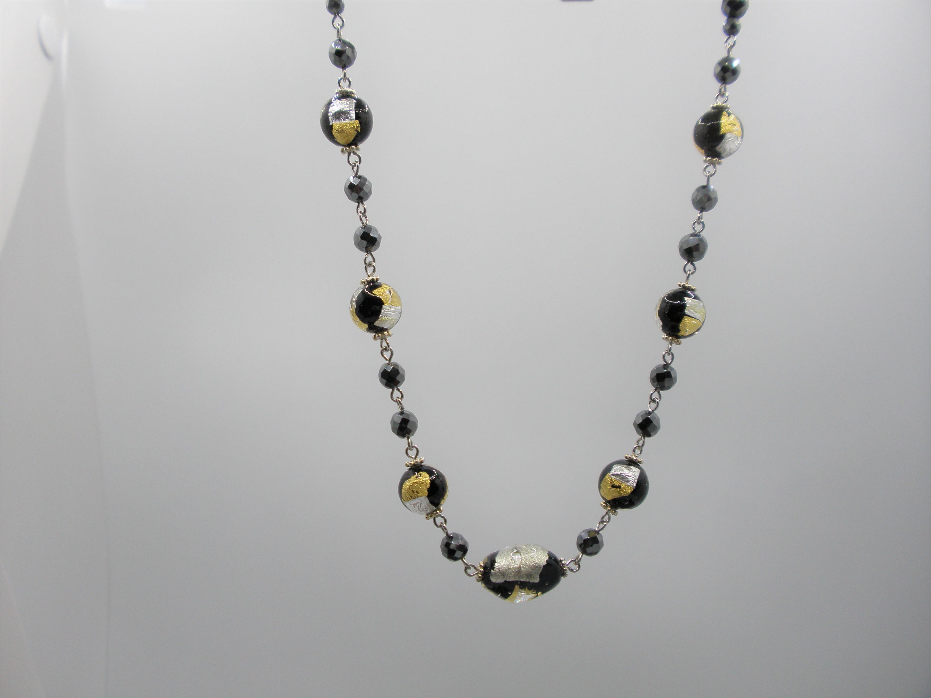 華やかな黒・ゴールド・シルバーの配色の”ヴェネチアングラス”ネックレス