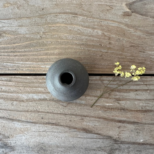 炭化焼成　花瓶　ハンドメイド 炭化焼成 小さな一輪挿し 一輪挿し・花瓶・花器 福美よう 通販
