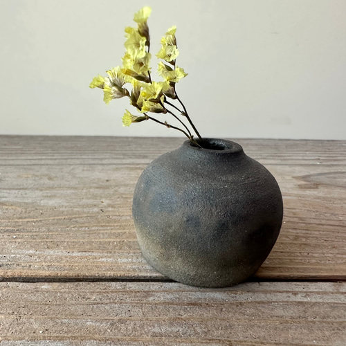 炭化焼成　花瓶　ハンドメイド 炭化焼成 小さな一輪挿し 一輪挿し・花瓶・花器 福美よう 通販