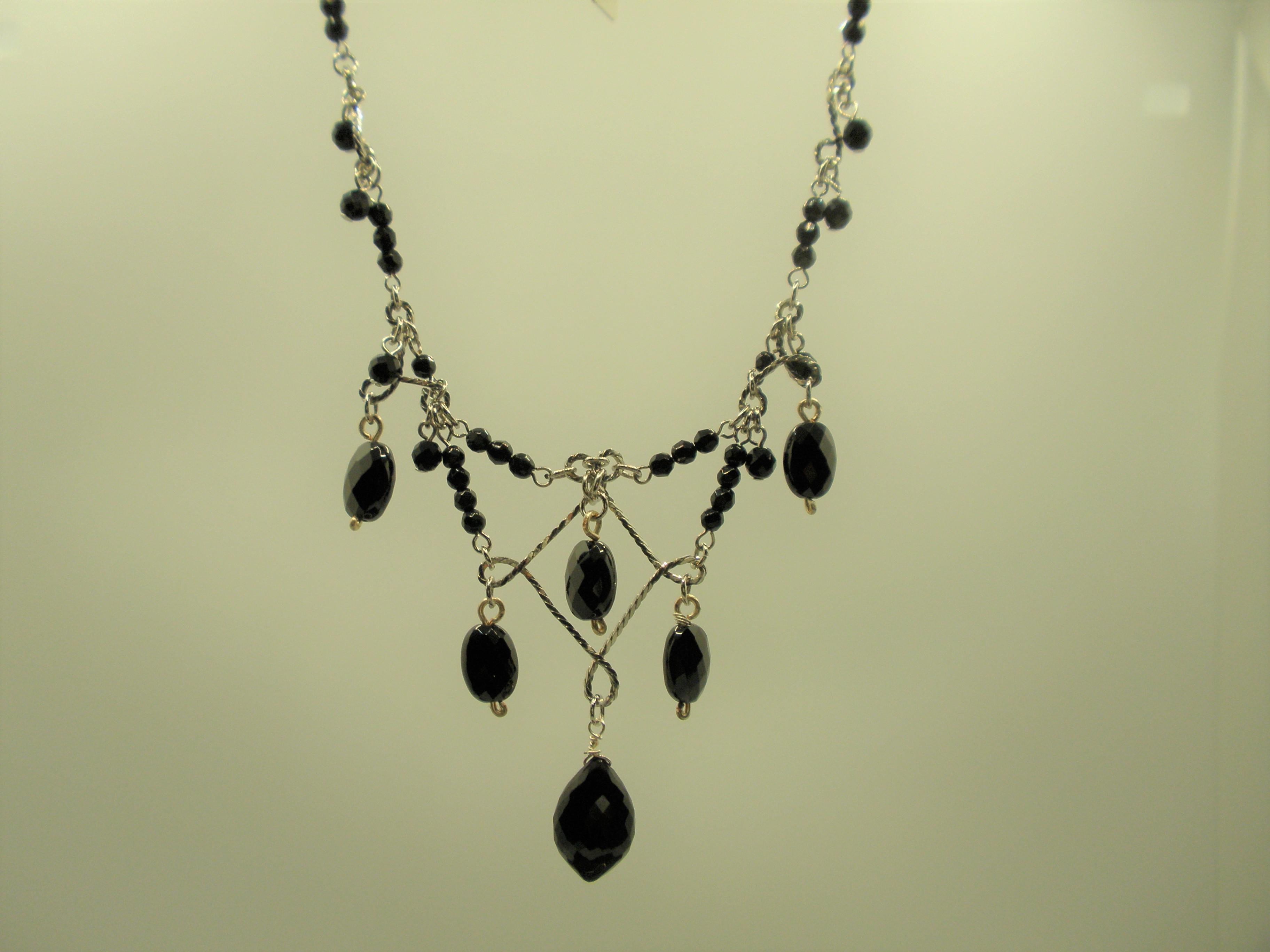 ”ブラックスピネル”と”オニキス”の揺れるネックレス