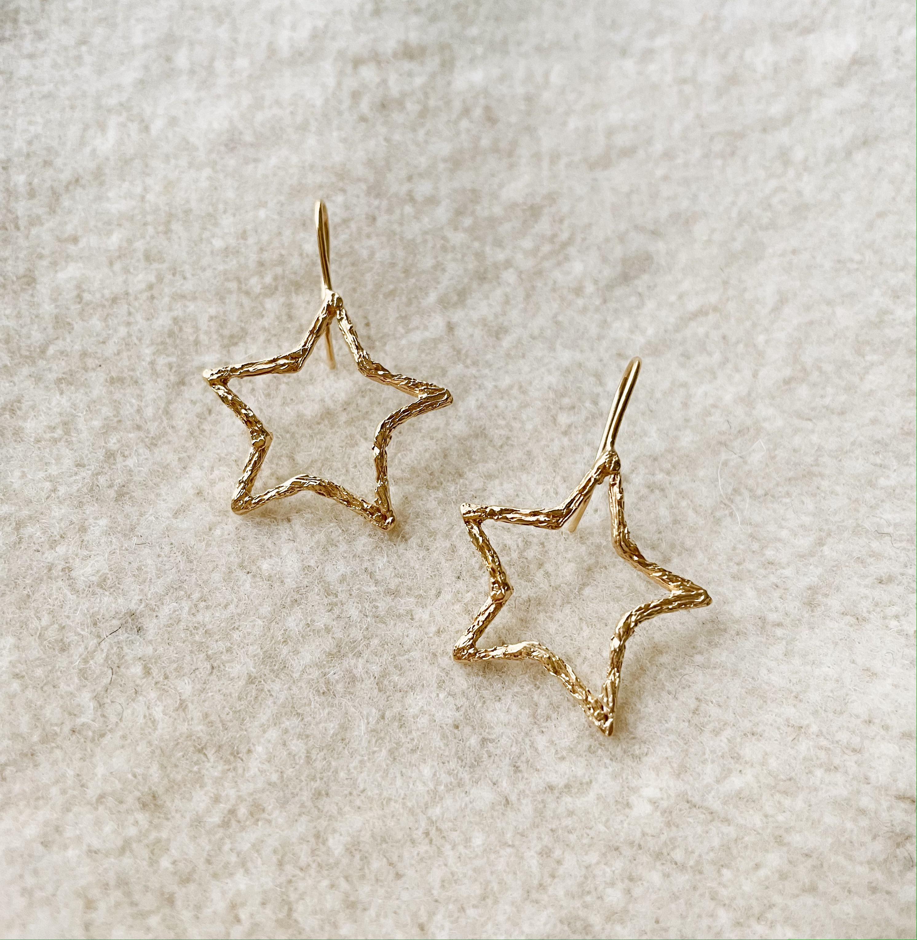 星のピアス (ライン・ゴールド)