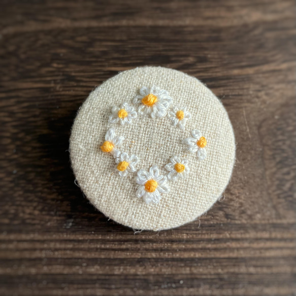 刺繍ブローチ カモミール ブローチ Via con me 通販 13492411｜Creema