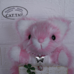 『Hand in Cat 』・022　大人のためのぬいぐるみ　ピンクの猫　蝶々と瑠璃ビーズのペンダント　 3枚目の画像