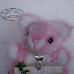 『Hand in Cat 』・022　大人のためのぬいぐるみ　ピンクの猫　蝶々と瑠璃ビーズのペンダント　 1枚目の画像