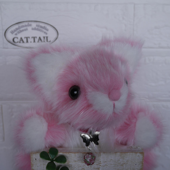 『Hand in Cat 』・022　大人のためのぬいぐるみ　ピンクの猫　蝶々と瑠璃ビーズのペンダント　 2枚目の画像
